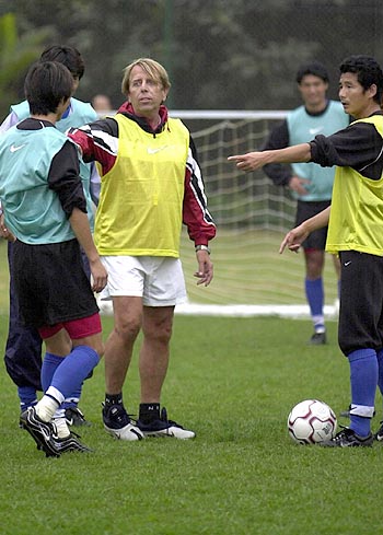 俞俐均走进清华大学 与清华学子分享交流围棋